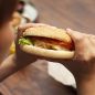 Cuánto gana un empleado que trabaja en McDonalds, Burger King o Mostaza en septiembre del 2026