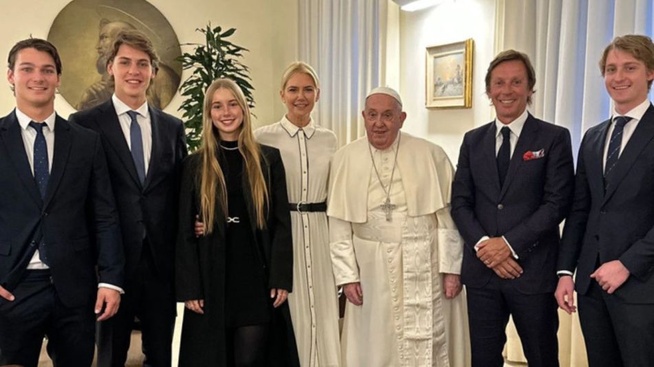 Valeria Mazza y su familia en el Vaticano