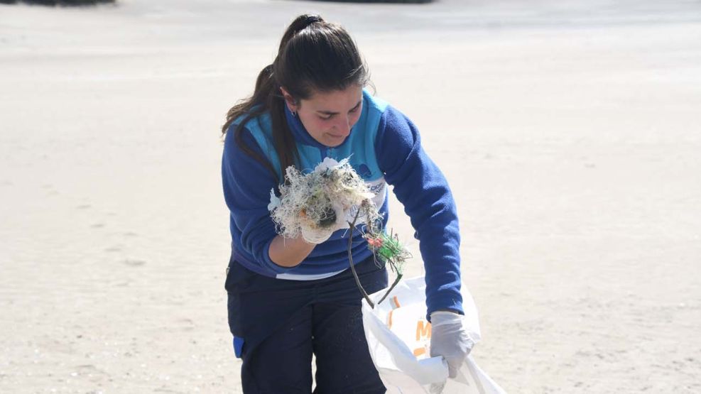 basura plastica en la playa 