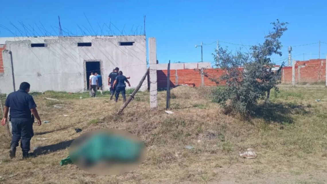 Mientras los vecinos de Moreno protestaban frente a la municipalidad ...