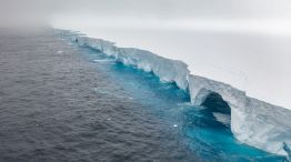 Una imagen de A23a, el mayor iceberg del planeta, a la deriva en la Antártida.