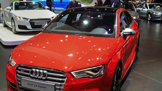 Pocos dólares, muchos pobres y autos de lujo más baratos