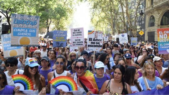 Galería de fotos: la multitudinaria marcha LGBT bajo la consigna de “orgullo antifascista” y con duras críticas al Presidente