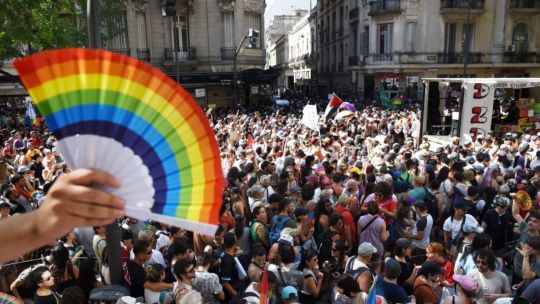 Multitudinaria marcha LGBT: miles de personas se movilizan por el "orgullo antifascista" y contra el discurso de Javier Milei