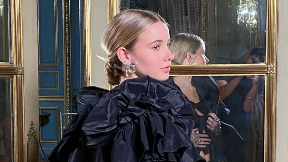 La hija de Valeria Mazza lució un increíble look total black para conocer al Papa