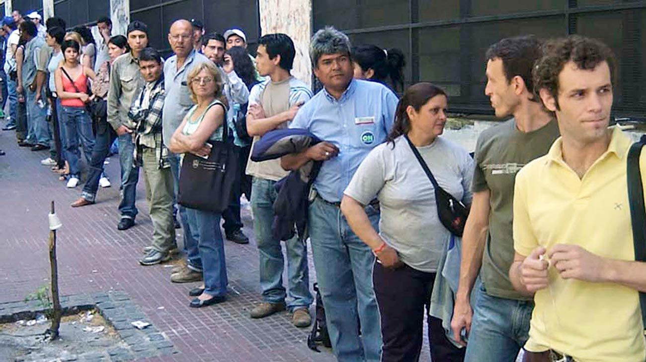 Bimonetarismo. Durante la convertibilidad, el desempleo crecía aun con crecimiento económico.