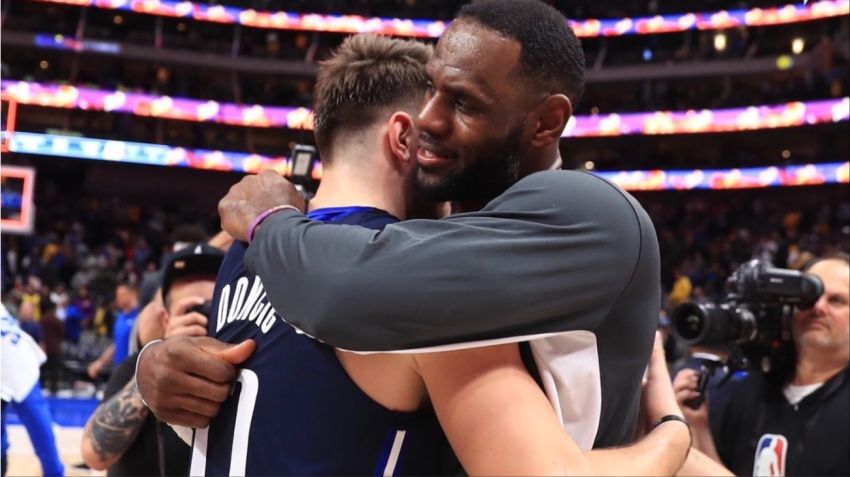 Una imagen que se verá más seguido: Doncic y LeBron compartirán equipo.