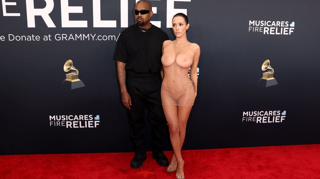 Bianca Censori desnuda en los Grammys 2025