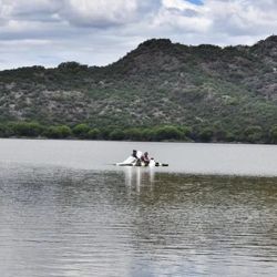 En San Juan, las autoridades ambientales habilitaron la pesca debido a que la sequía redujo el nivel de agua en el embalse y los peces corren riesgo de asfixiarse por la falta de oxígeno en el agua. 