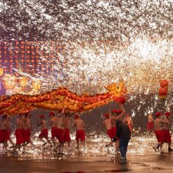 Imagen de bailarines del dragón ofreciendo una presentación de dragón de fuego en un punto escénico, en el distrito de Tongliang de la municipalidad de Chongqing, en el suroeste de China. | Foto:Xinhua/Huang Wei
