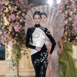Las modelos desfilan por la pasarela al final de la presentación de la creación de Miss Sohee durante la Semana de la Moda de Alta Costura Femenina Primavera/Verano 2025, en París. | Foto:Thibaud Moritz / AFP
