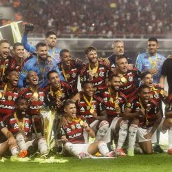 Los jugadores del Flamengo celebran con el trofeo tras ganar el partido de fútbol de la Supercopa 2025 entre Botafogo y Flamengo, en el estadio Mangueirao en Belem, estado de Pará, Brasil. | Foto:TALITA GOUVEIA / AFP
