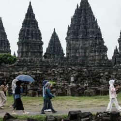 Los turistas caminan por el complejo de templos de Prambanan, un complejo de templos hindúes del siglo IX y Patrimonio de la Humanidad por la UNESCO en Yogyakarta, Indonesia. | Foto:Yasuyoshi Chiba / AFP