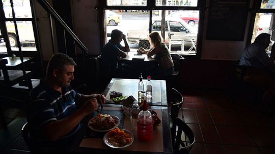 Córdoba bajo apagón masivo en pleno calor extremo: barrios sin luz y caos en el tránsito