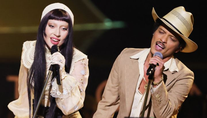 Lady Gaga y Bruno Mars se presentaron en los Grammys 2025 con un homenaje