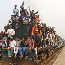 Devotos suben a un tren abarrotado para regresar a sus casas después de asistir a la congregación anual musulmana, Bishwa Ijtema, en Tongi, a las afueras de Dhaka, capital de Bangladesh. | Foto:Xinhua