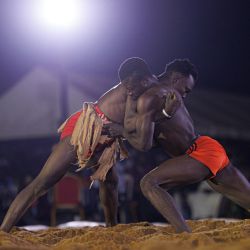 Dos luchadores tradicionales dogones se enfrentan en el Festival Ogobagna en Bamako. Debido a la persistente inestabilidad en la región central del país, los dogones organizan anualmente un festival en Bamako llamado Ogobagna para compartir y mostrar sus tradiciones culturales y ancestrales. | Foto:OUSMANE MAKAVELI / AFP