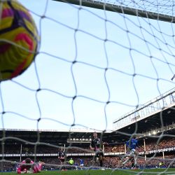 El delantero portugués del Everton Beto, celebra tras anotar su tercer gol durante el partido de fútbol de la Premier League inglesa entre Everton y Leicester City en Goodison Park en Liverpool, noroeste de Inglaterra. | Foto:Paul Ellis / AFP