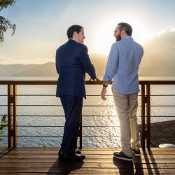 Fotografía difundida por la oficina de prensa de la Presidencia de El Salvador que muestra al Secretario de Estado de los Estados Unidos, Marco Rubio, reunido con el Presidente de El Salvador, Nayib Bukele, en su residencia en el Lago Coatepeque, municipio de El Congo, El Salvador. | Foto:Handout / OFICINA DE PRENSA DE LA PRESIDENCIA DE EL SALVADOR / AFP
