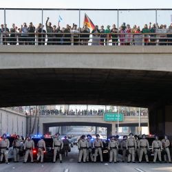 Foto de la Policía de Los Ángeles cuando los manifestantes bloquean la autopista Santa Ana durante una manifestación en apoyo a los inmigrantes en Los Ángeles, California. | Foto:DAVID SWANSON / AFP