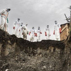 Los enterradores hacen fila en el borde de una parte del cementerio ITIG en Goma, donde se han cavado tumbas nuevas para alojar a las víctimas de la reciente violencia. El grupo armado M23, respaldado por Ruanda, anunció un "alto el fuego" humanitario en el este perennemente explosivo de la República Democrática del Congo, días antes de una reunión de crisis prevista entre los líderes congoleños y ruandeses. | Foto:Michel Lunanga / AFP