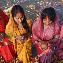 Los peregrinos ofrecen oraciones mientras están de pie en las aguas de Sangam, la confluencia de los ríos Ganges, Yamuna y el mítico Saraswati, en una ocasión auspiciosa de 'Achala Saptami' durante el festival Maha Kumbh Mela en Prayagraj, India. | Foto:R.Satish Babu / AFP