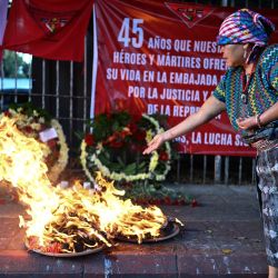 Una mujer indígena guatemalteca realiza un ritual maya para recordar el 45 aniversario del asalto de las fuerzas de seguridad a la embajada de España durante la guerra civil (1960-1996) en la Ciudad de Guatemala. | Foto:JOHAN ORDONEZ / AFP
