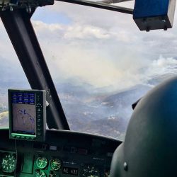 Fotografía difundida por el Ejército Argentino que muestra incendios forestales desde un helicóptero del ejército cerca de El Bolsón, en la provincia patagónica de Río Negro, Argentina. | Foto:Handout / EJÉRCITO ARGENTINO / AFP