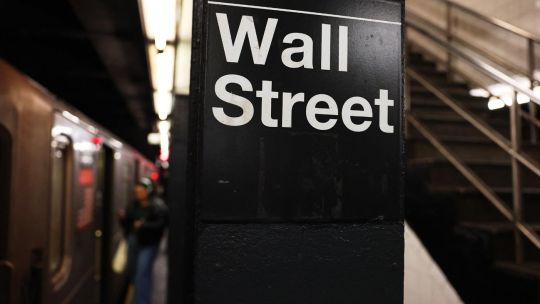 Wall Street celebra señales de paz entre EE.UU. e Irán y el petróleo se desploma