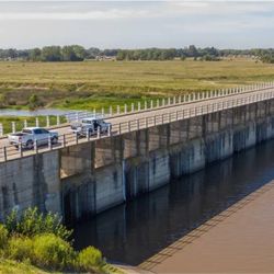 El dique Cascallares es una represa auxiliar de la de Roggero, en Moreno, Provincia de Buenos Aires. Su construcción se realizó para regular el cauce del Río Reconquista.