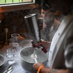 El mutifacético Martín Altamirano preparando su postre nitrogenado.