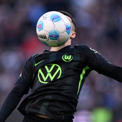 El delantero argelino del Wolfsburgo, Mohammed Amoura, controla la pelota durante el partido de fútbol de la primera división alemana, Bundesliga, Eintracht Frankfurt vs VfL Wolfsburg en Frankfurt. | Foto:KIRILL KUDRYAVTSEV / AFP