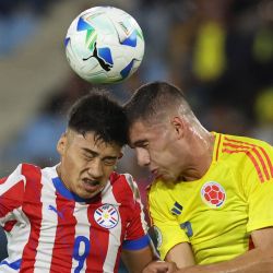 El delantero Paraguay, Tiago Caballero, y el mediocampista de Colombia, Simón García, luchan por la pelota durante el partido de la ronda final del Campeonato Sudamericano de Fútbol Sub-20 de 2025 entre Colombia y Paraguay en el estadio Brígido Iriarte en Caracas. | Foto:Edixon Gamez / AFP