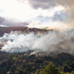 En esta vista aérea se ve humo sobre las montañas cercanas a El Bolsón, en la provincia patagónica de Río Negro, Argentina. Un hombre murió y cientos de personas fueron evacuadas de los incendios forestales que han arrasado unas 3.000 hectáreas cerca del centro turístico de El Bolsón, en las montañas de la Patagonia argentina, según las autoridades. | Foto:GONZALO KEOGAN / AFP