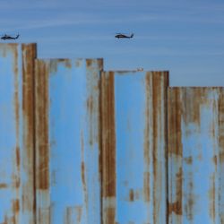 Helicópteros Black Hawk del ejército de EE. UU. son vistos desde Ciudad Juárez, estado de Chihuahua, México, mientras vuelan sobre el área de Sunland Park, Nuevo México, Estados Unidos, durante la visita del secretario de Defensa de EE. UU., Pete Hegseth, a la frontera sur. | Foto:Herika Martinez / AFP
