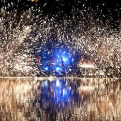 Imagen de artistas populares presentando un espectáculo de fuegos artificiales de hierro fundido en un parque, en la ciudad de Handan, en la provincia de Hebei, en el norte de China. | Foto:Xinhua/Hao Qunying