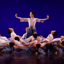 Imagen de estudiantes del grupo artístico de la Escuela Secundaria Afiliada a la Universidad Renmin de China realizando una presentación durante la Muestra del Año Nuevo chino, en Chicago, Estados Unidos. | Foto:Xinhua/Joe Lerner