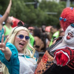 Imagen de juerguistas disfrazados participando en el megabloque callejero Chá de Alice, uno de los grupos más grandes del Carnaval de Río de Janeiro, en el centro de Río de Janeiro, Brasil. | Foto:Xinhua/Claudia Martini