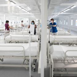 Imagen de profesionales de la salud acomodando las camas en uno de los sectores del Hospital Modular instalado próximo a la Unidad de Pronta Atención (UPA) 11, en la localidad de Florencio Varela, Argentina. El presidente argentino, Javier Milei, instruyó al canciller Gerardo Werthein para retirar la participación de Argentina de la Organización Mundial de la Salud (OMS), informó el vocero presidencial, Manuel Adorni. | Foto:Xinhua/Martín Zabala)