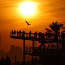 La gente se reúne en el puerto de Dubai Creek durante la puesta de sol en Dubái. | Foto:FADEL SENNA / AFP