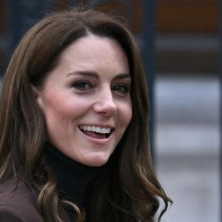 La princesa Catalina de Gales, de Gran Bretaña, sonríe al salir de la Galería Nacional de Retratos en el centro de Londres, después de lanzar un nuevo proyecto del Centro de la Fundación Real para la Primera Infancia. | Foto:JUSTIN TALLIS / AFP