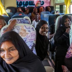 Las mujeres reaccionan mientras están sentadas a bordo de un autobús que transporta a personas desplazadas por la guerra en curso en Sudán que se dirigen a su casa en su ciudad de Wad Madani, en el estado de Jazira, después de que el ejército sudanés la recuperara de los paramilitares de las Fuerzas de Apoyo Rápido (RSF), desde la ciudad oriental de Gedaref. | Foto:AFP