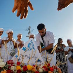 Los creyentes hacen ofrendas durante la celebración de Iemanja, en la playa de Rio Vermelho en Salvador, estado de Bahía, Brasil. En la religión yoruba, Iemanja es la madre de todos los orishas (espíritus divinos) y un espíritu patrono de las aguas: océanos en Cuba y Brasil, y ríos en Nigeria. | Foto:RAFAEL MARTINS / AFP