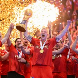 Los jugadores de Dinamarca, incluido el capitán, Magnus Saugstrup Jensen, celebran con el trofeo en el podio después de ganar el partido final del Campeonato Mundial de Balonmano Masculino IHF entre Croacia y Dinamarca en Oslo, Noruega. | Foto:JONATHAN NACKSTRAND / AFP