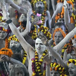 Los Naga Sadhus o santos hindúes llegan en procesión para darse un baño sagrado en Sangam, la confluencia de los ríos Ganges, Yamuna y el mítico Saraswati, en una auspiciosa ocasión del 'Basant Panchami' durante el festival Maha Kumbh Mela en Prayagraj, India. | Foto:IDREES MOHAMMED / AFP