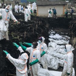 Miembros de la Cruz Roja y Protección Civil congoleñas entierran a decenas de víctimas de los recientes enfrentamientos en un cementerio de Goma. Al menos 900 personas han muerto y más de 2.800 han resultado heridas en los recientes combates en Goma, la capital de la provincia de Kivu del Norte de la República Democrática del Congo. | Foto:ALEXIS HUGUET / AFP