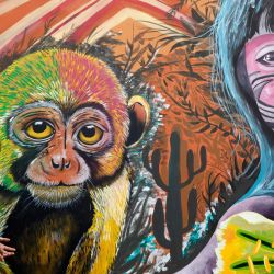 Personas caminan frente a un mural, en el distrito de Barranco, en Lima, Perú. | Foto:Xinhua/Mariana Bazo