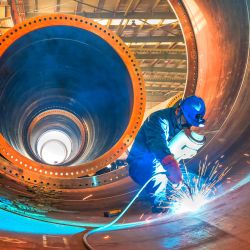 Un trabajador suelda dentro de una sección de la torre de una turbina eólica en el taller de una empresa de equipos de energía eólica en Lianyungang, en la provincia oriental china de Jiangsu. | Foto:AFP