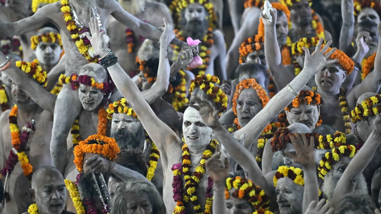 Los Naga Sadhus o santos hindúes llegan en procesión para darse un baño sagrado en Sangam, la confluencia de los ríos Ganges, Yamuna y el mítico Saraswati, en una auspiciosa ocasión del 'Basant Panchami' durante el festival Maha Kumbh Mela en Prayagraj, India. | Foto:IDREES MOHAMMED / AFP
