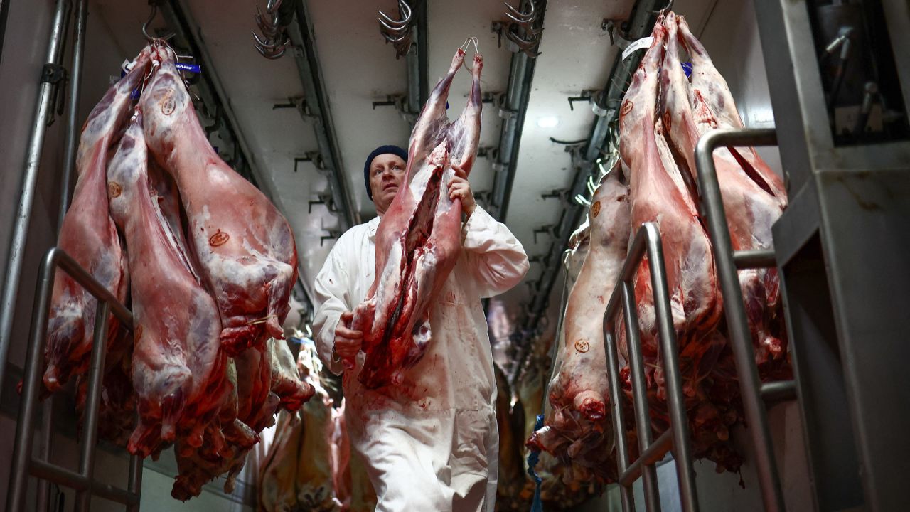 Un carnicero descarga de un camión de reparto los cadáveres de ovejas preparadas para ser vendidas en Smithfield Market, el mercado de carne de Londres, en el centro de la ciudad. | Foto:HENRY NICHOLLS / AFP